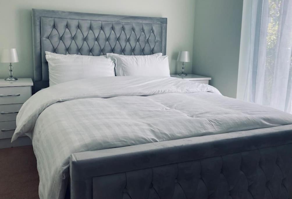 Ormeau Road Stylish Double Bedroom Luxury Apartment ベルファスト エクステリア 写真