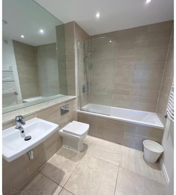 Ormeau Road Stylish Double Bedroom Luxury Apartment ベルファスト エクステリア 写真